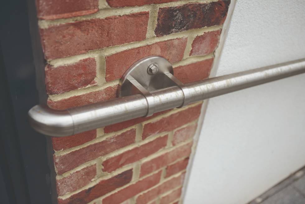 Preventing Tea Staining on Stainless Steel Outdoors