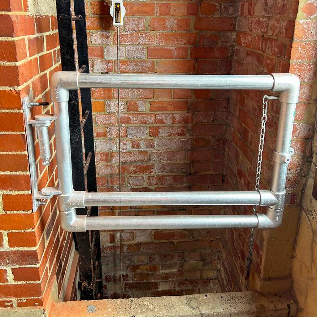 Retrofit Key Clamp Half Height Self Closing Gate 42.4mm Tube To Flat